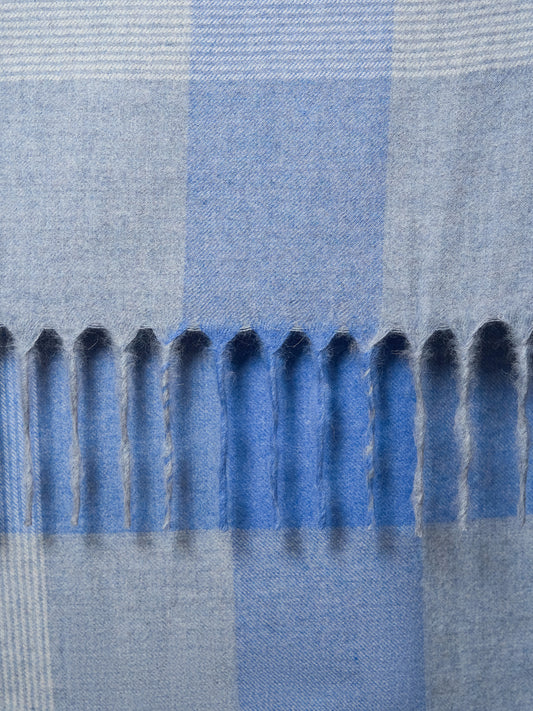 LARGE BLOCKE THROW WITH TWISTED FRINGES